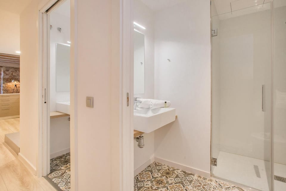 Shower, Toilet, Bathroom, towels