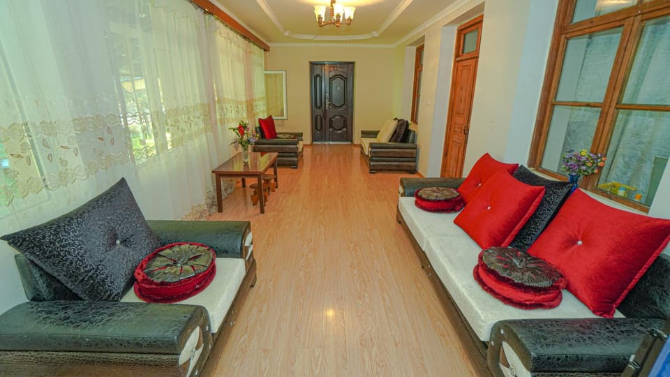 Living room, Seating area, Guests