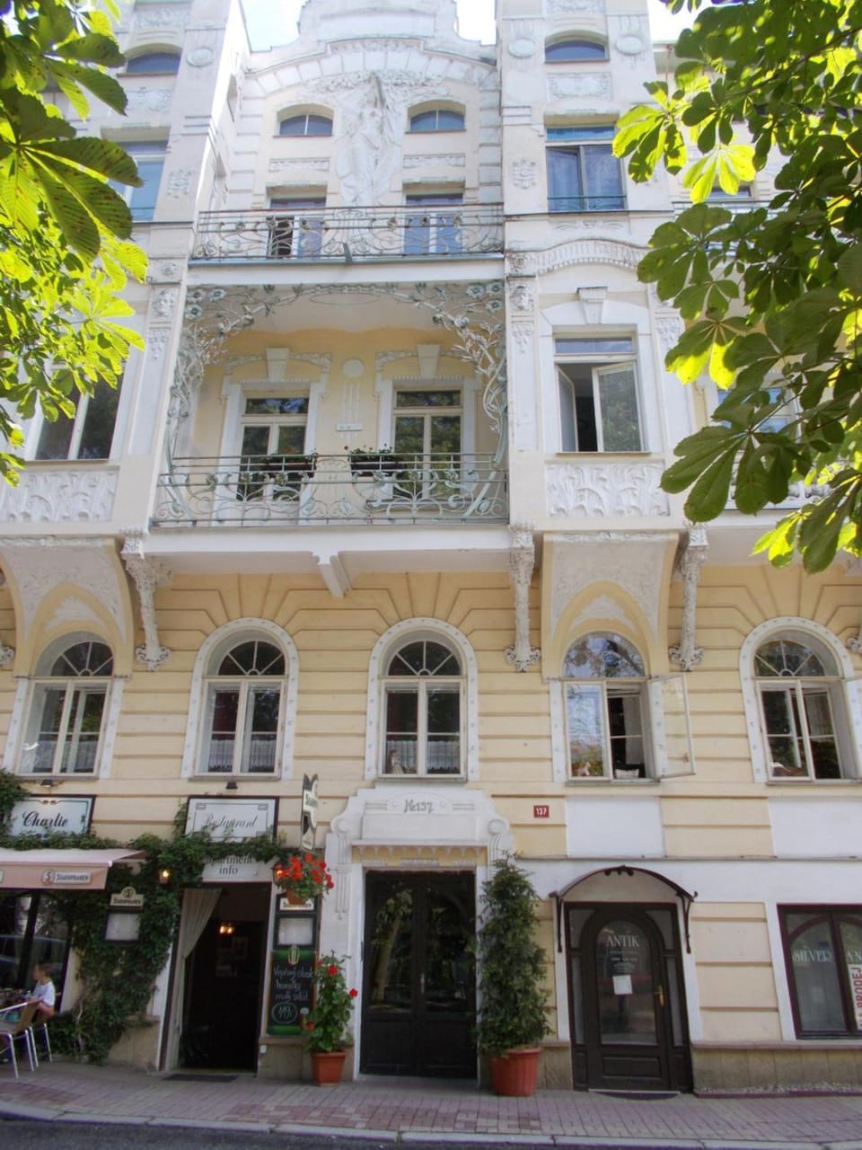 Facade/entrance, Dinner