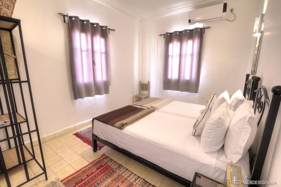 Bed, Photo of the whole room, Bedroom, air conditioner