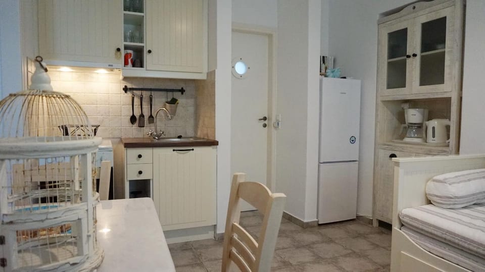 Kitchen or kitchenette, Photo of the whole room, stove