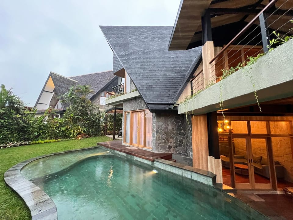 Villa Klub Bunga - by The Batu Hotel Batu Malang House in Batu