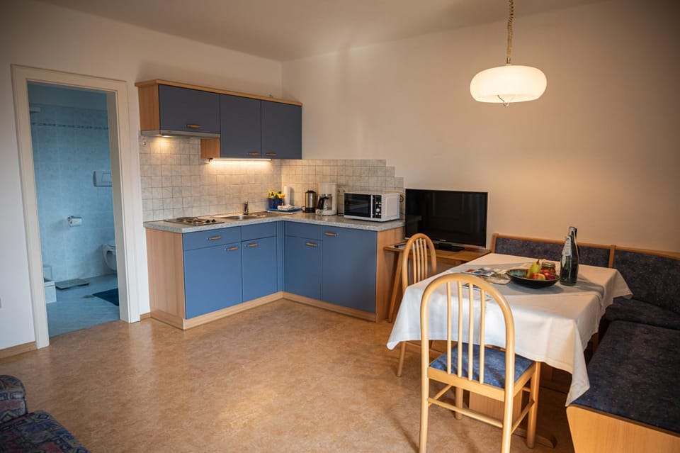 Coffee/tea facilities, Kitchen or kitchenette, Seating area, Dining area, stove