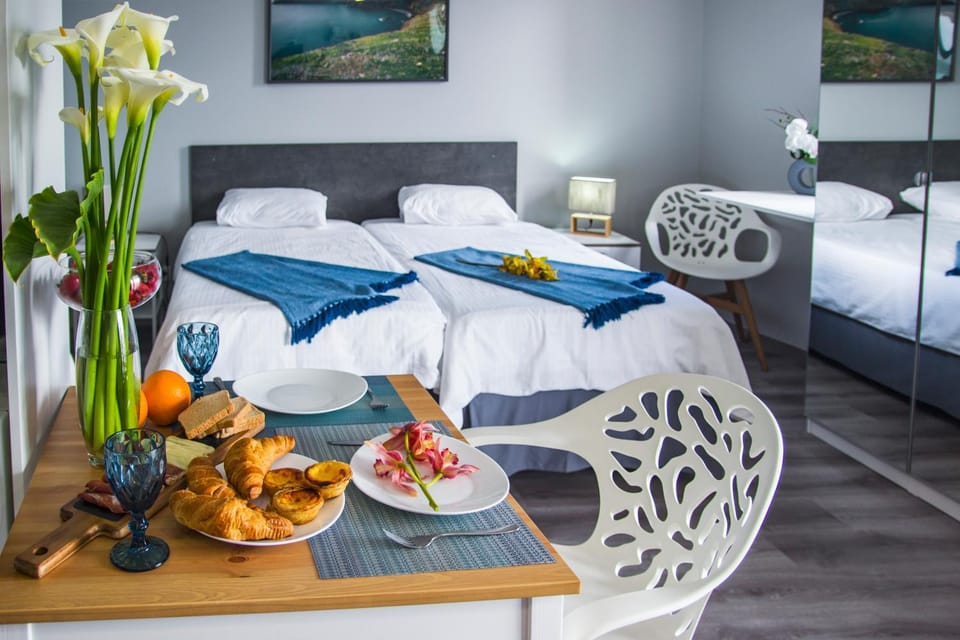 Bed, Food and drinks, Photo of the whole room, Dining area