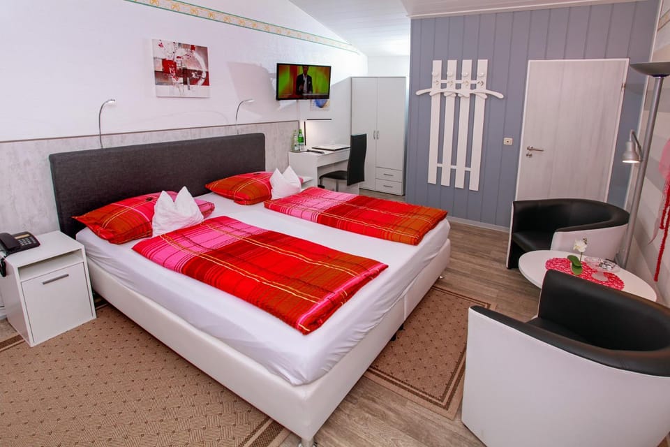 Bed, Photo of the whole room, Seating area