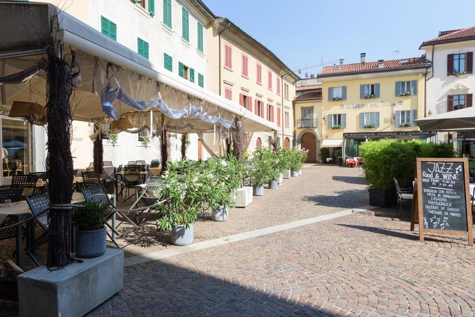 Restaurant/places to eat, Neighbourhood
