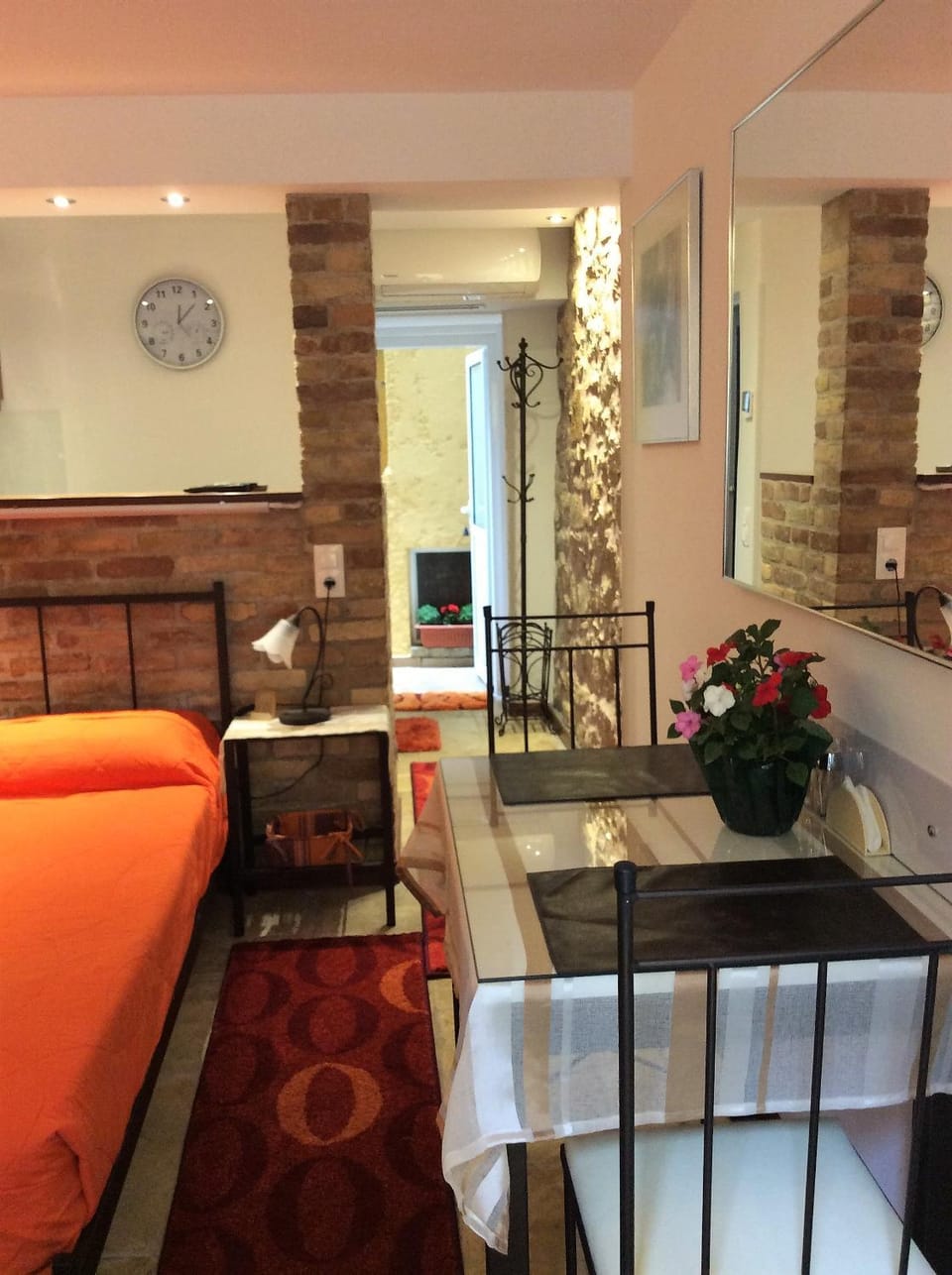 Decorative detail, Seating area, Area and facilities