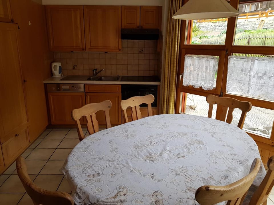 Kitchen or kitchenette, Dining area