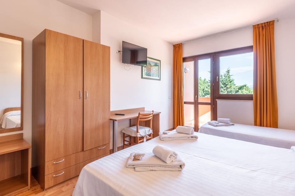 TV and multimedia, Photo of the whole room, Bedroom, towels, wardrobe, air conditioner