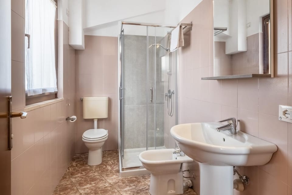 Shower, Toilet, Bathroom, bidet, towels