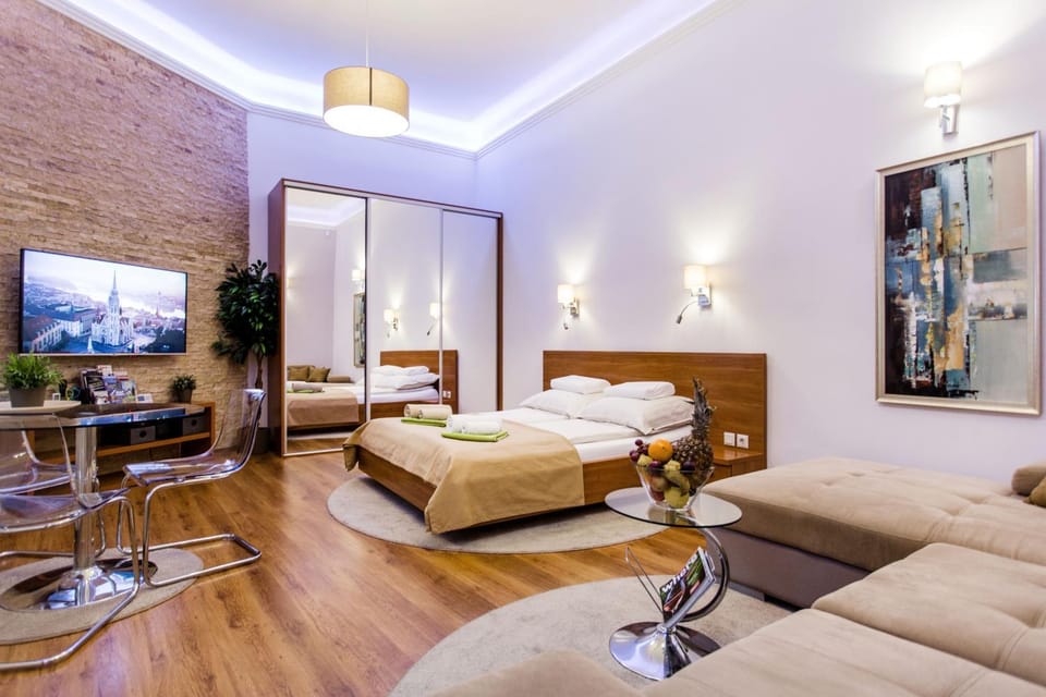 Spring, Day, TV and multimedia, Living room, Seating area, Bedroom, On site