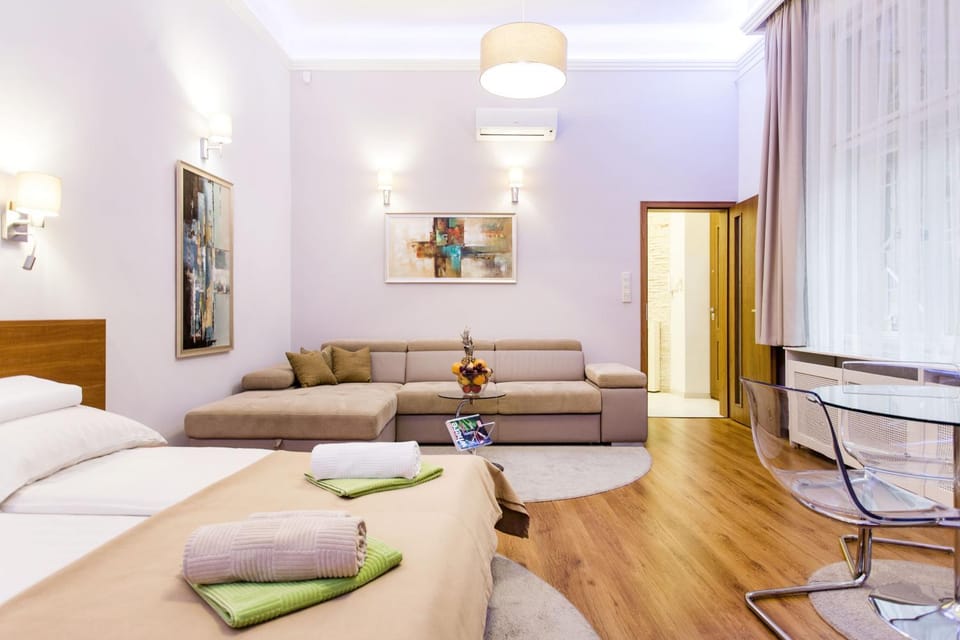 Living room, Seating area, Dining area, Autumn, On site