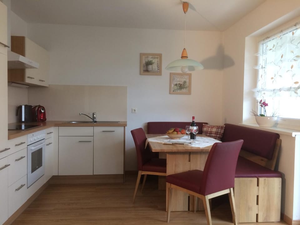 Kitchen or kitchenette, Seating area, Dining area