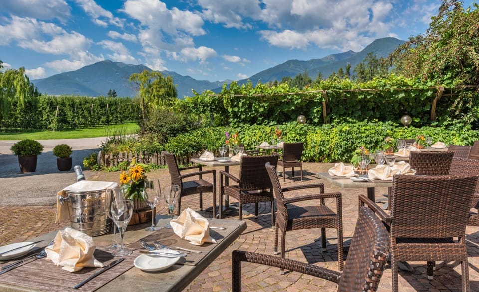 Restaurant/places to eat, Garden, Balcony/Terrace, Dining area