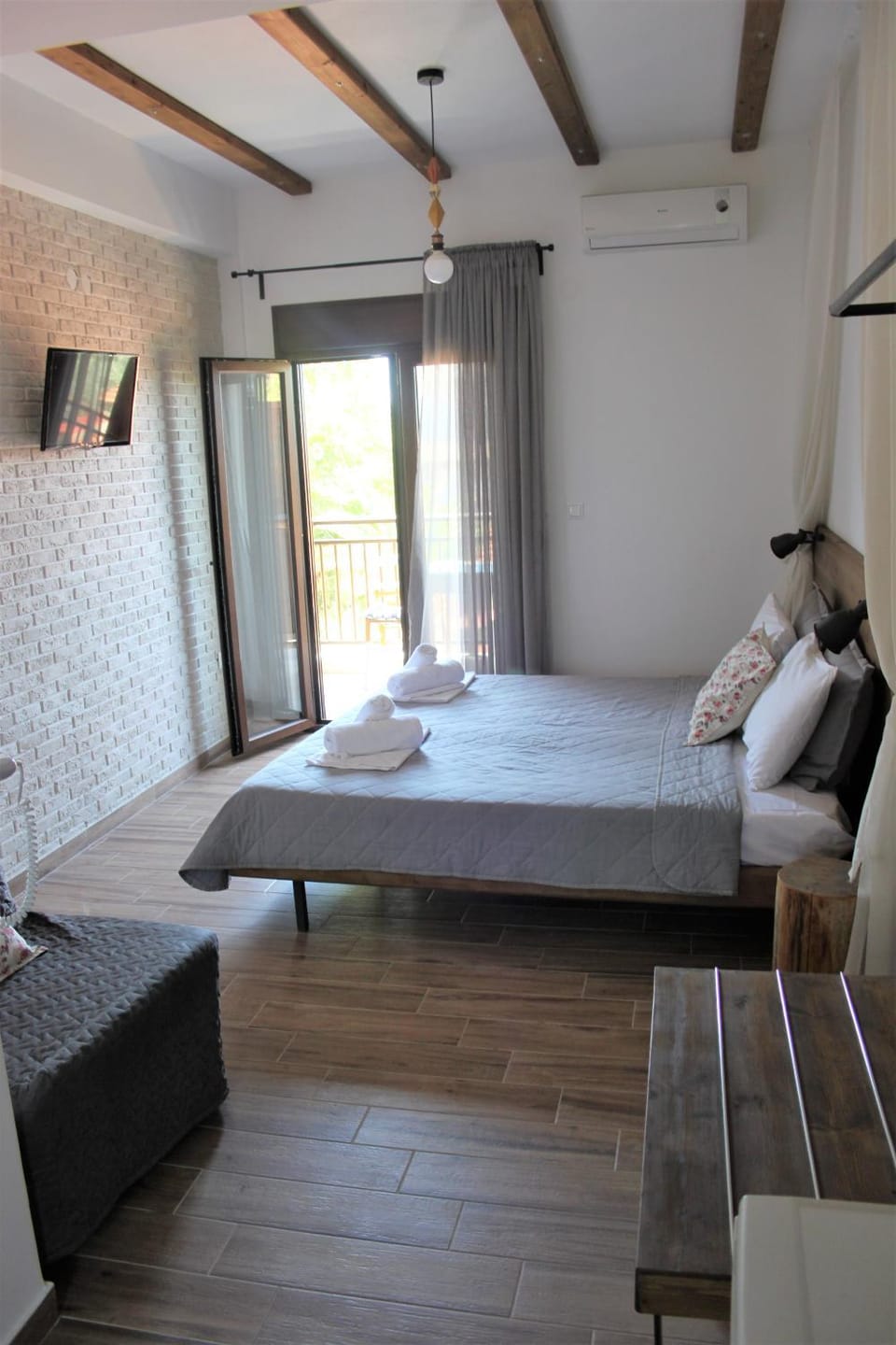 Photo of the whole room, Bedroom
