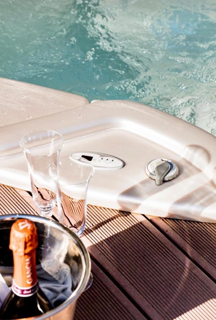 Hot Tub, Food and drinks