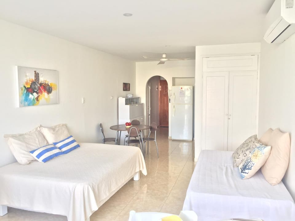 Staff, Bed, People, TV and multimedia, Kitchen or kitchenette, Living room, Photo of the whole room, Seating area, Dining area, Bedroom, Family