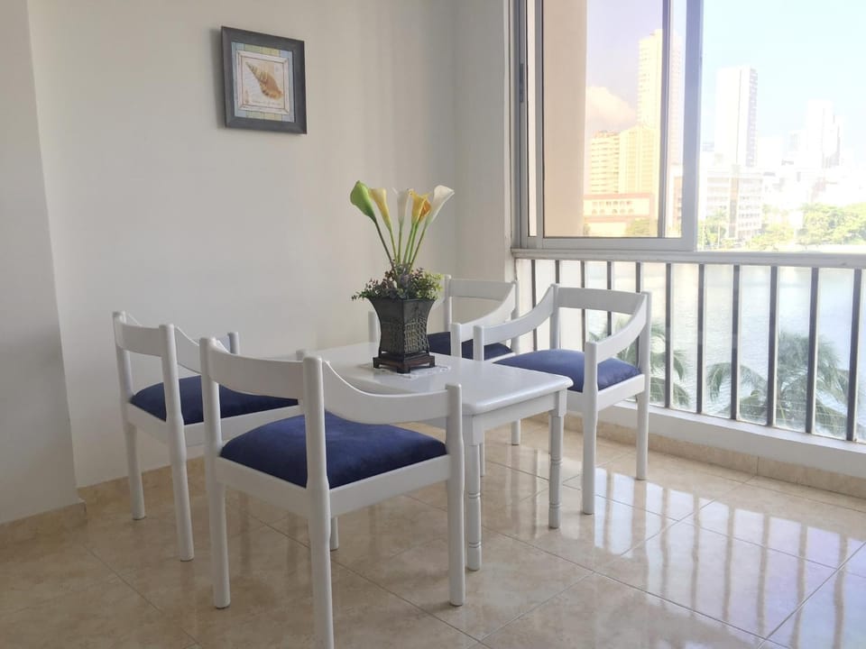Staff, People, Coffee/tea facilities, Living room, Decorative detail, Decorative detail, Seating area, Dining area, Guests, City view, Lake view, Landmark view, Pool view, Street view, children, young children, older children, group of guests, Family