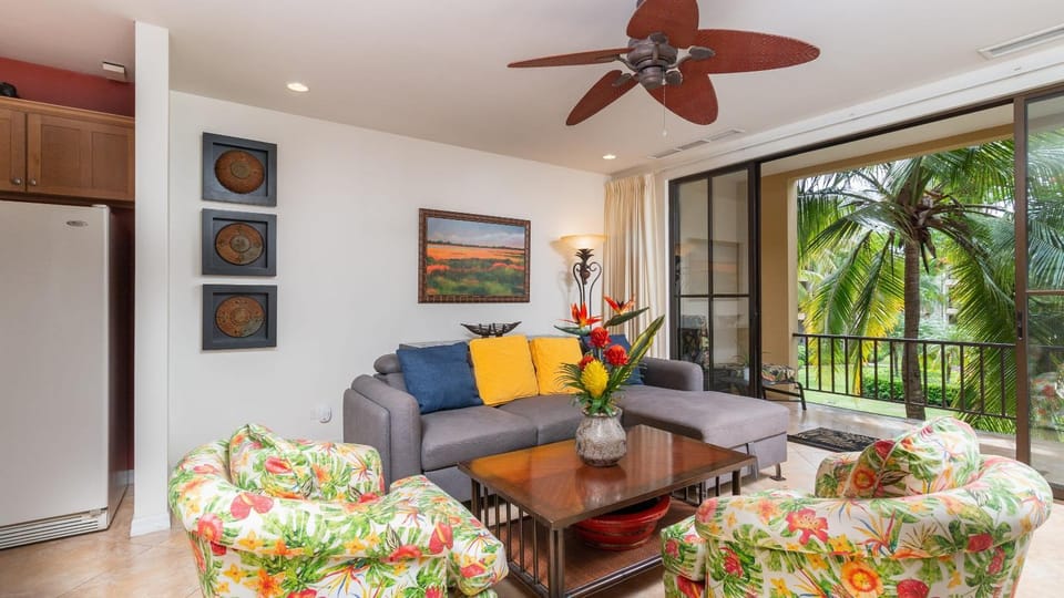Spacious One-Bedroom Condo with Pool View, Balcony & Beach Club Access House in Coco