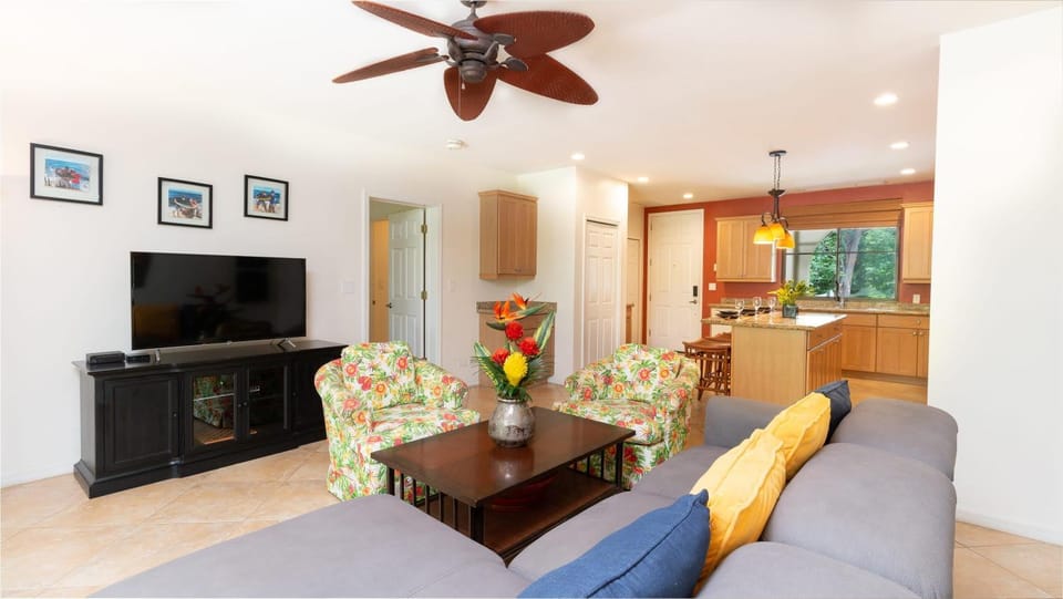 Spacious One-Bedroom Condo with Pool View, Balcony & Beach Club Access House in Coco