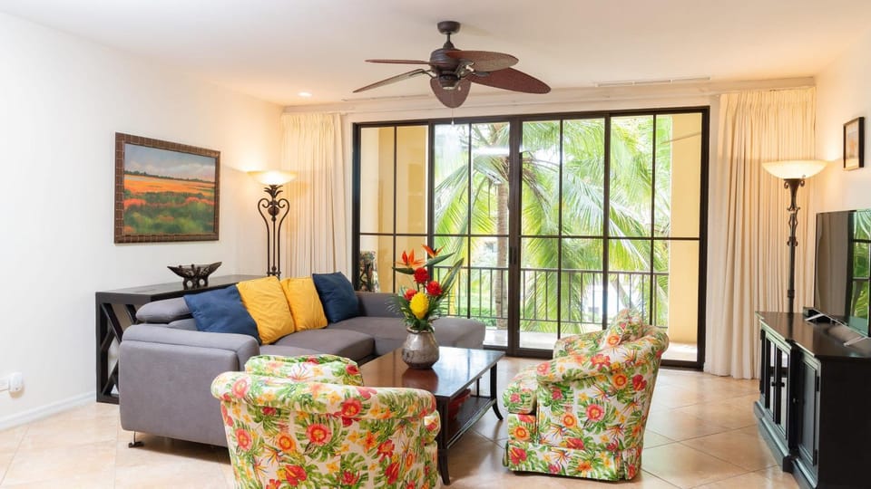 Spacious One-Bedroom Condo with Pool View, Balcony & Beach Club Access House in Coco