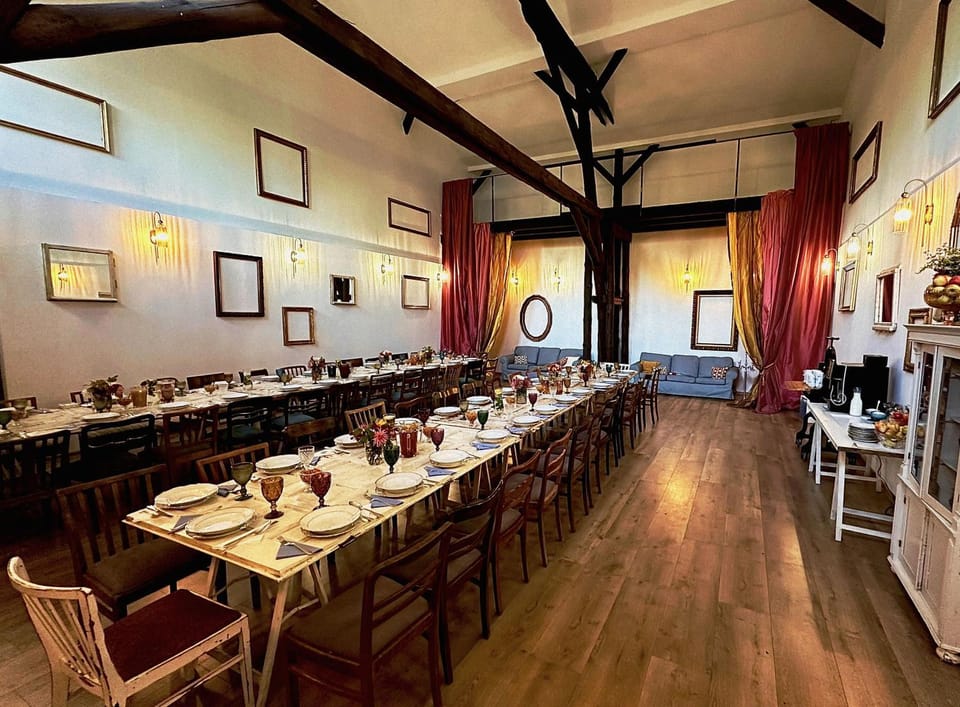 Restaurant/places to eat, Food and drinks, Banquet/Function facilities, Food