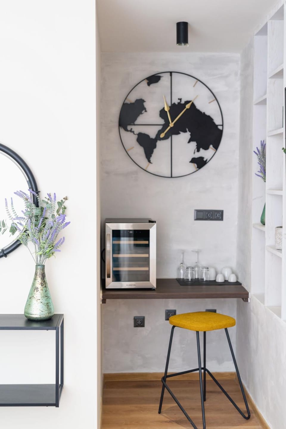 Kitchen or kitchenette, minibar