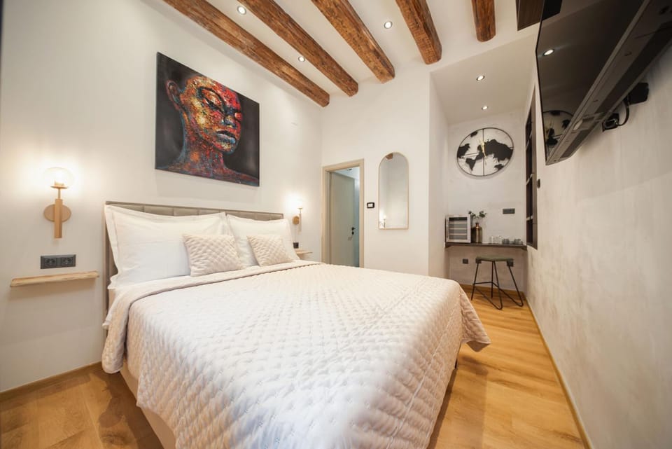 Bed, TV and multimedia, Bedroom