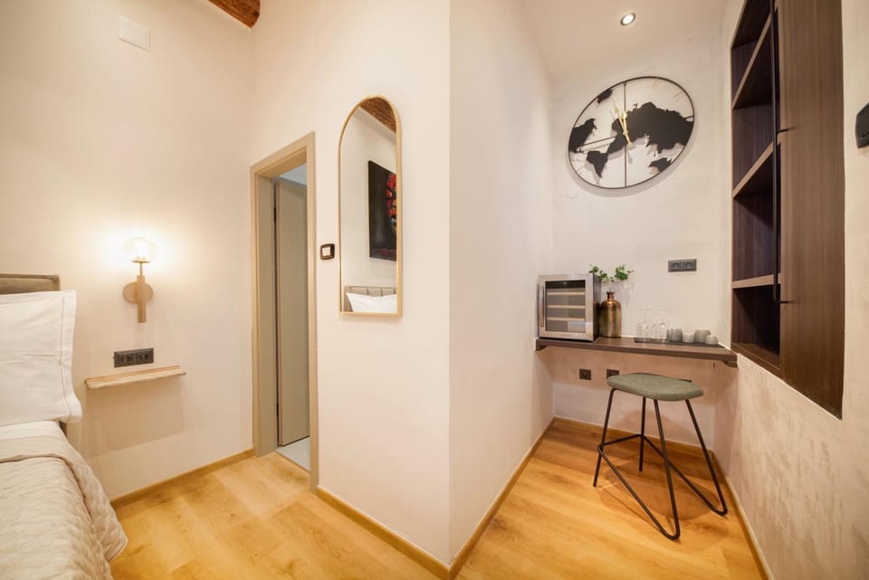 Kitchen or kitchenette, Seating area, Bedroom