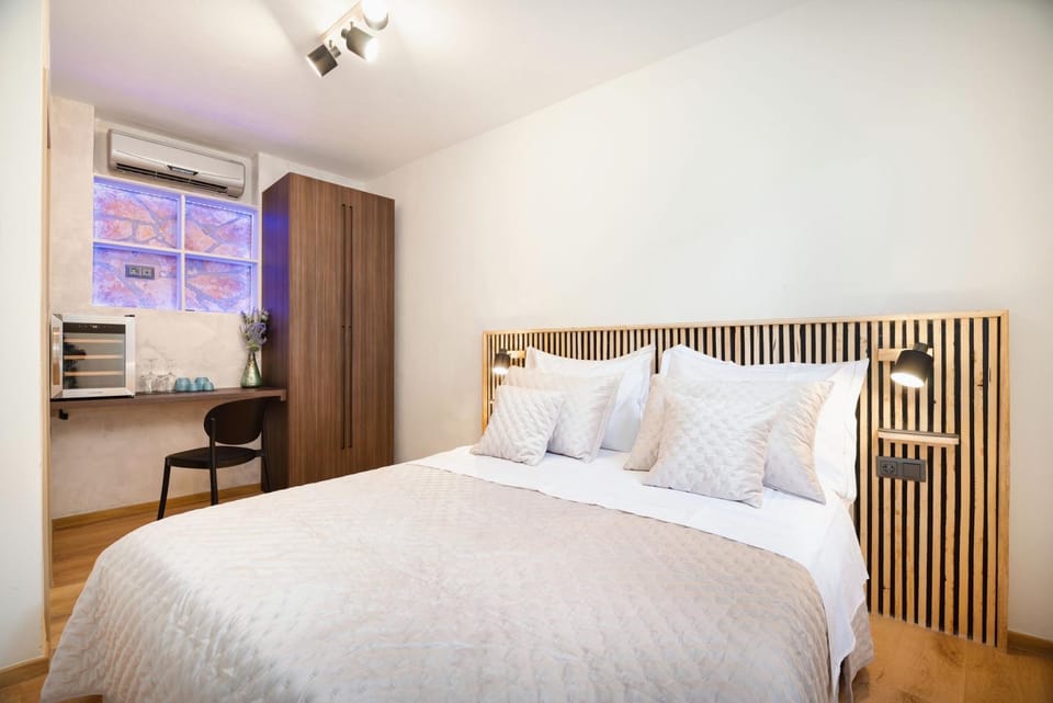 Bed, Photo of the whole room, Bedroom, air conditioner