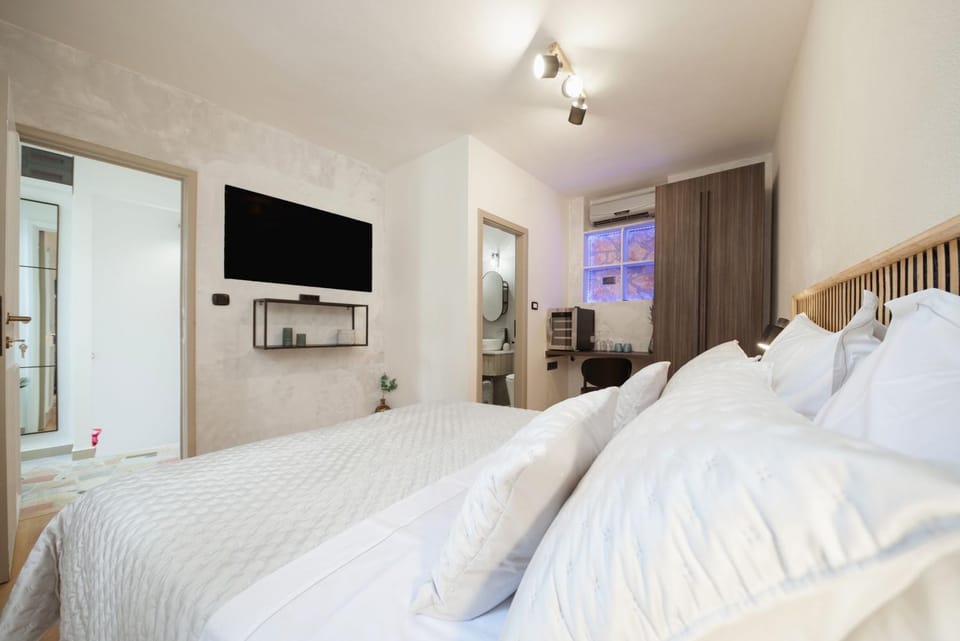 Bed, TV and multimedia, Photo of the whole room, Bedroom