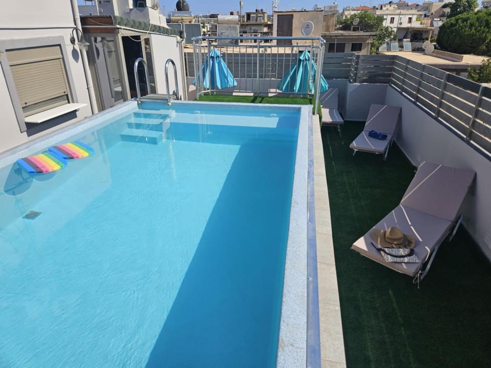 Day, Swimming pool