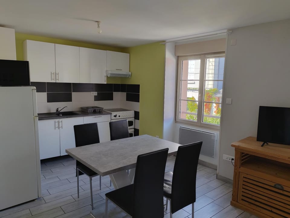 Kitchen or kitchenette, Dining area