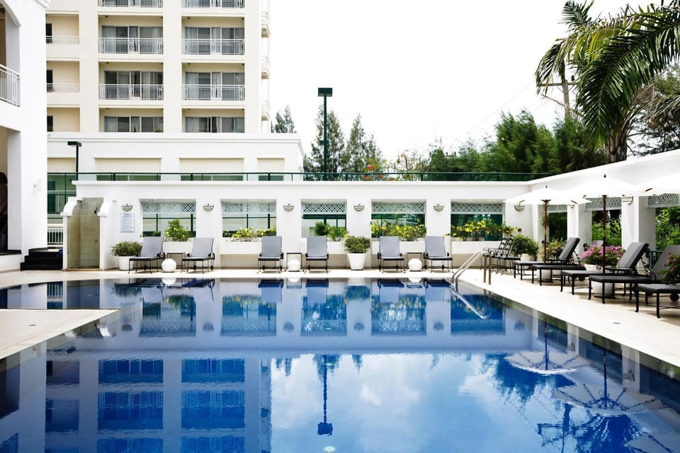 Pool view, Swimming pool, sunbed