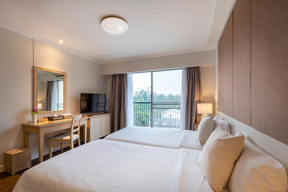 Bed, TV and multimedia, Bedroom
