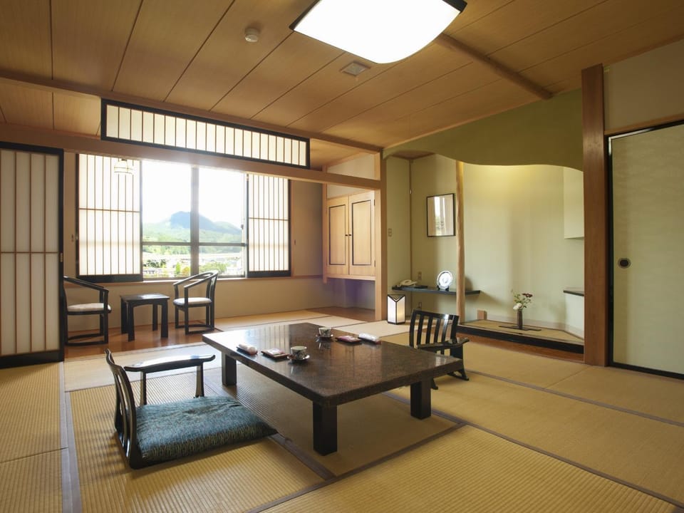 Photo of the whole room, Inner courtyard view