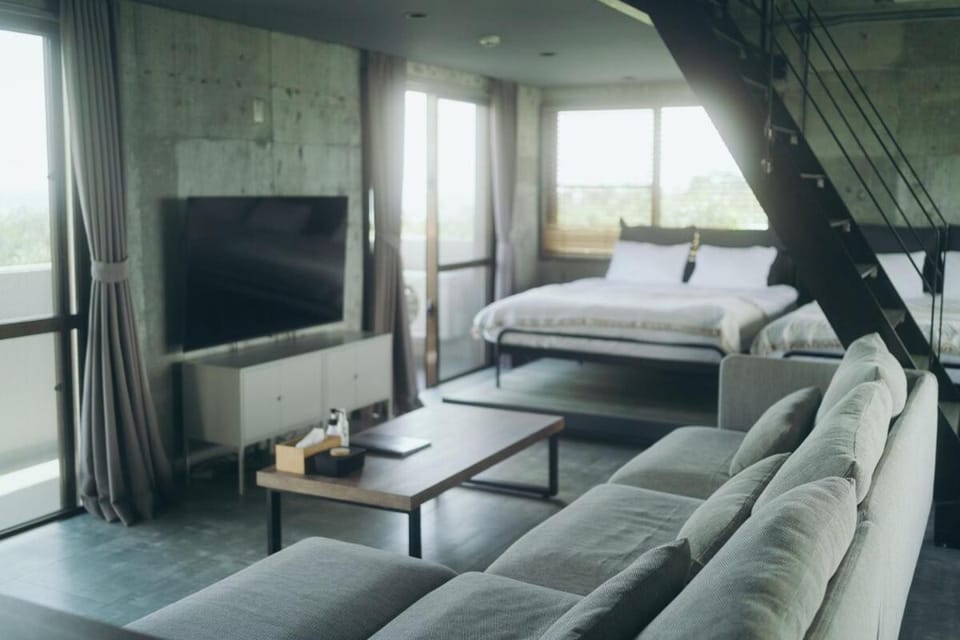 Bed, TV and multimedia, Living room, Photo of the whole room