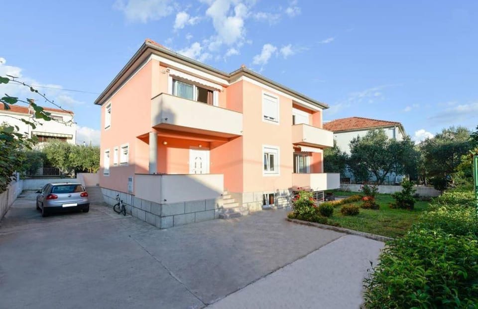 Property building, Neighbourhood, Balcony/Terrace