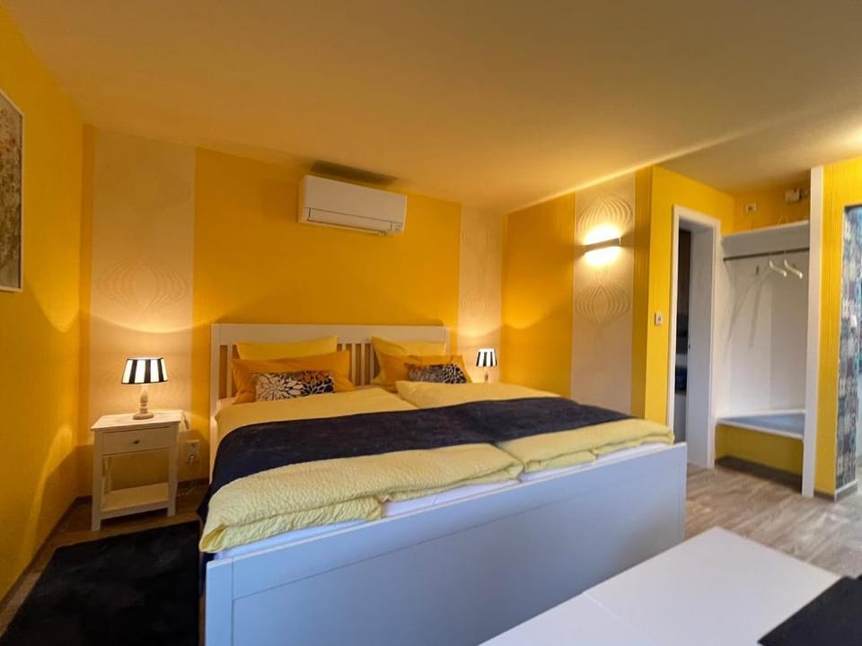 Bed, Photo of the whole room, Bedroom, air conditioner