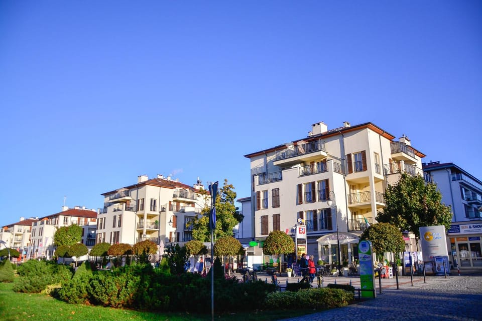 Property building, Nearby landmark, Restaurant/places to eat, Neighbourhood, Floor plan, Street view