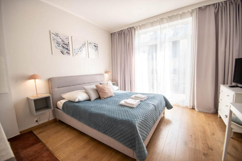 Bed, TV and multimedia, Photo of the whole room, towels