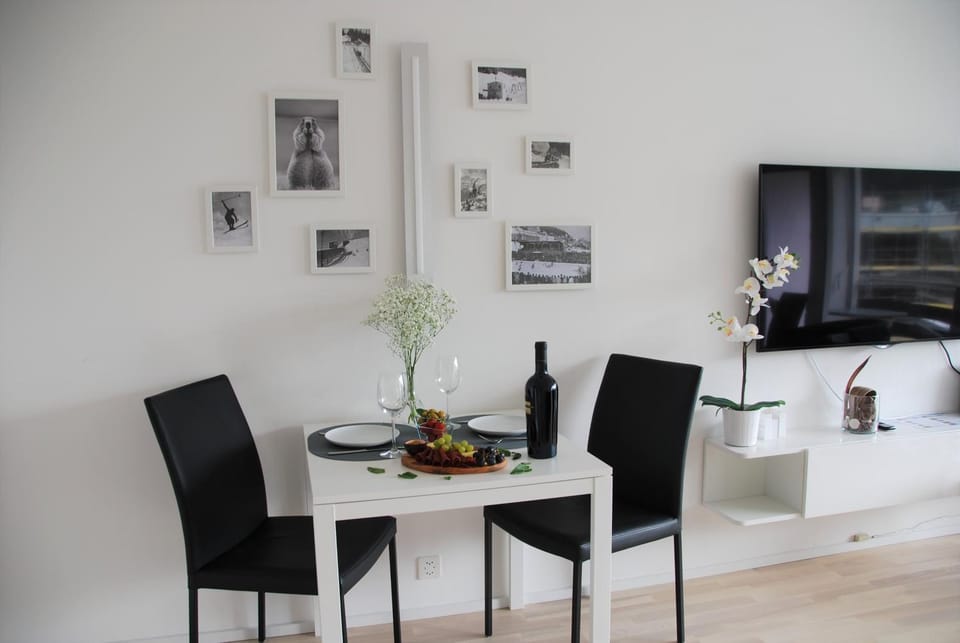 TV and multimedia, Living room, Seating area, Dining area
