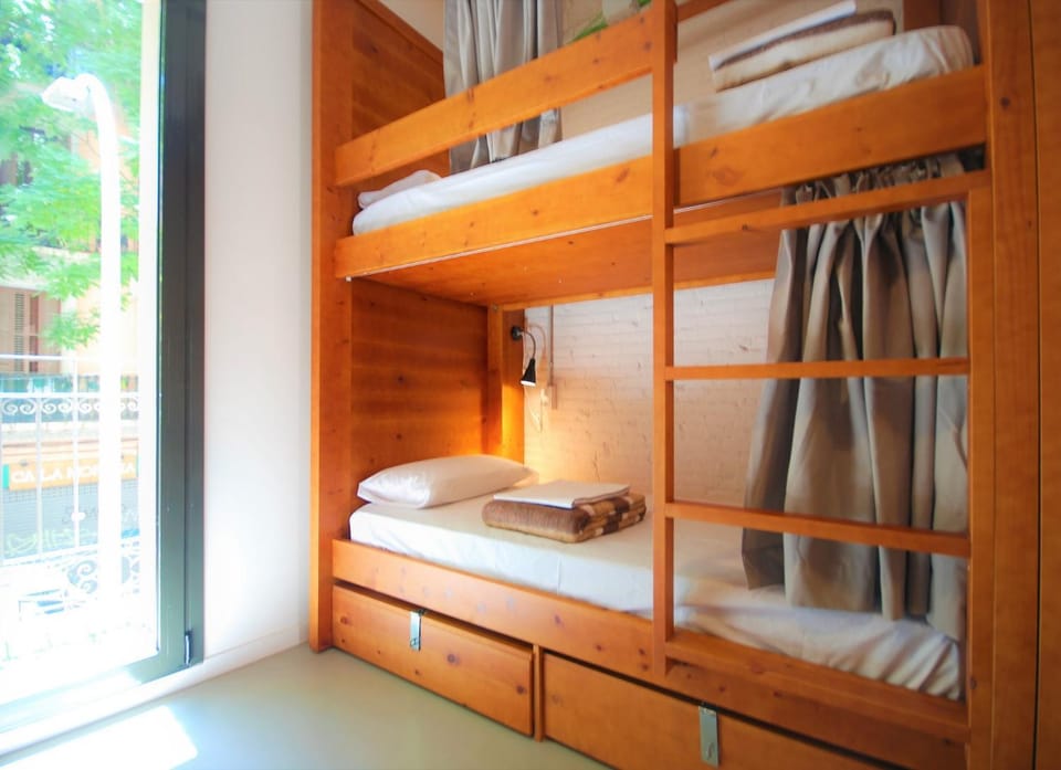 Photo of the whole room, Decorative detail, bunk bed