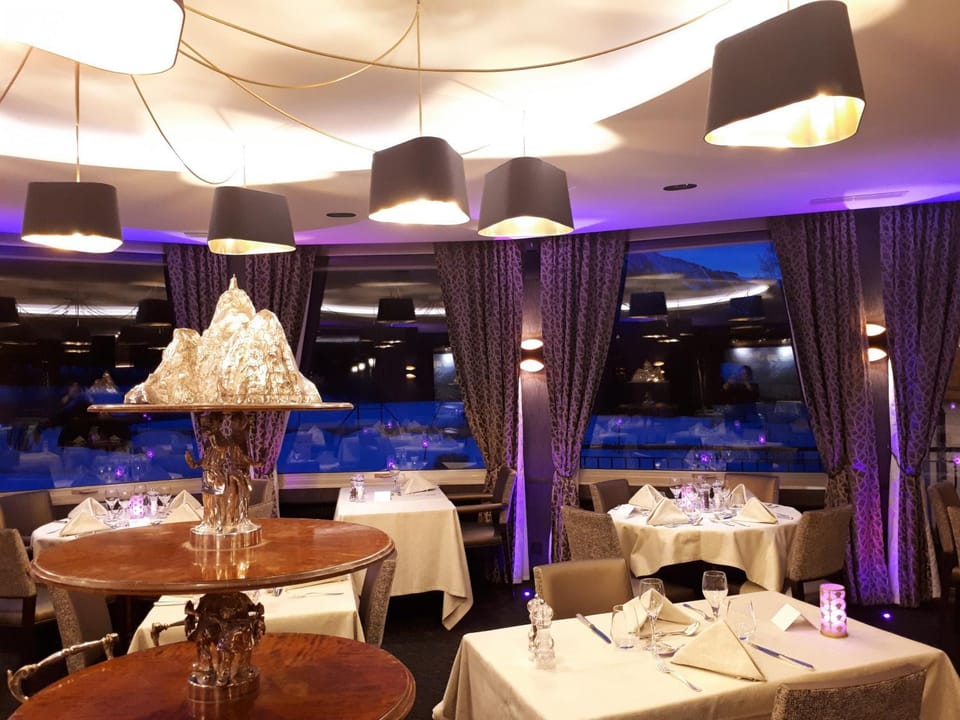 Restaurant/places to eat, Banquet/Function facilities, Garden view