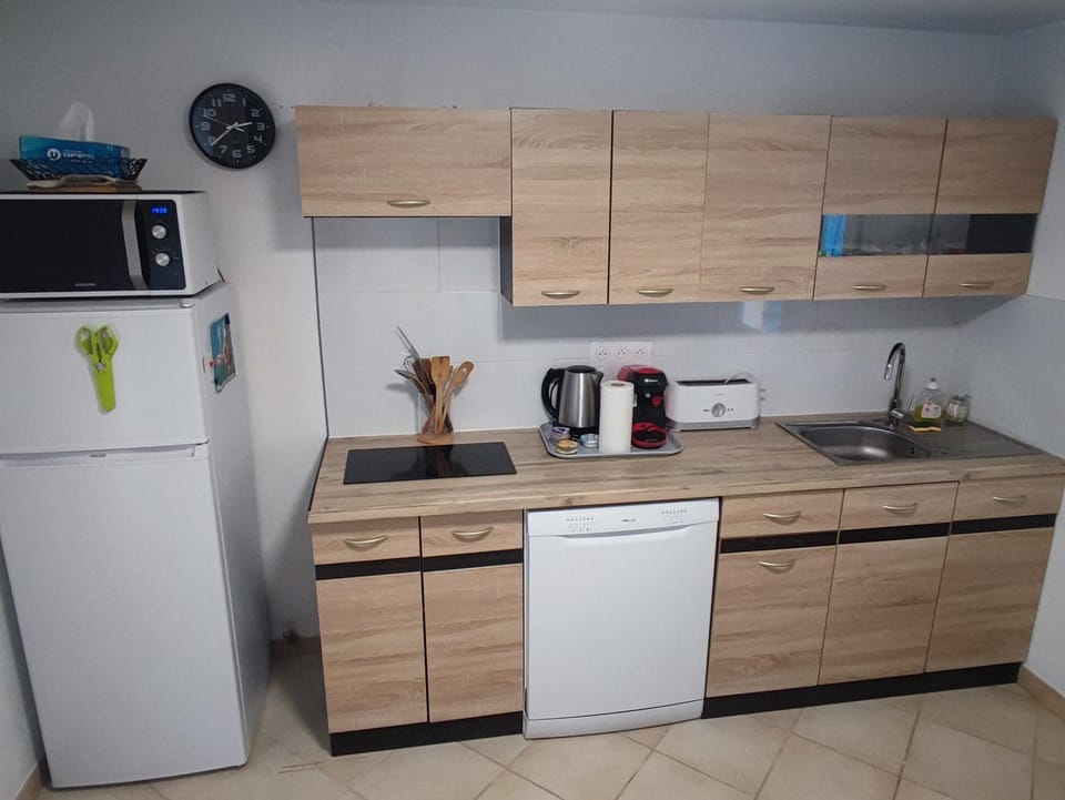 Coffee/tea facilities, Kitchen or kitchenette, dishwasher, stove, toaster
