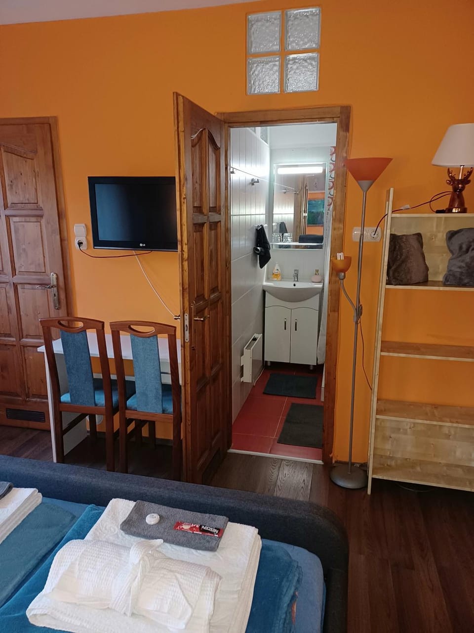 Shower, Bathroom, TV and multimedia, Bedroom, heating