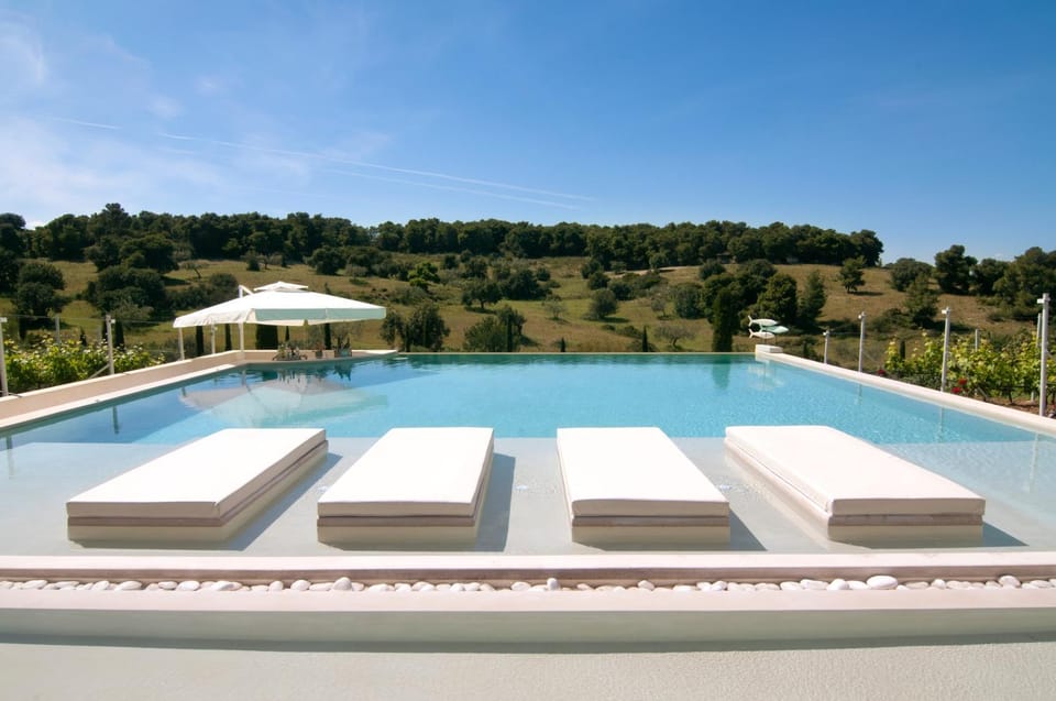 Day, Natural landscape, Pool view, Swimming pool, sunbed