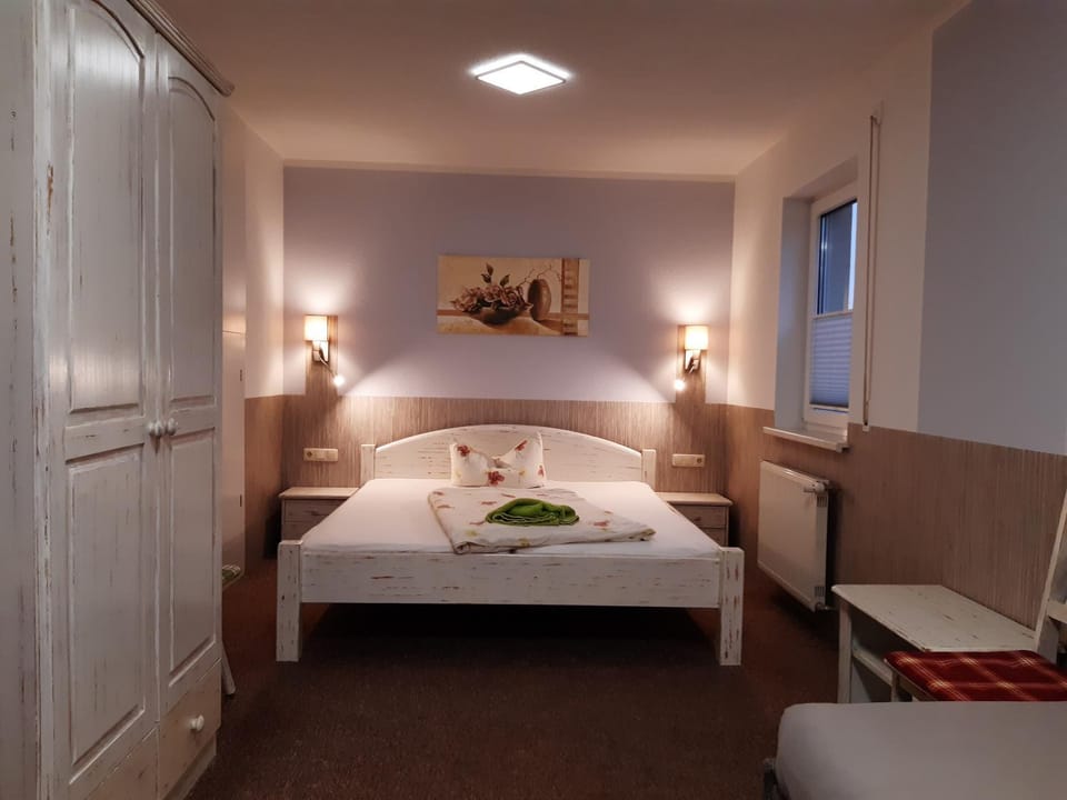 Photo of the whole room, Bedroom, wardrobe