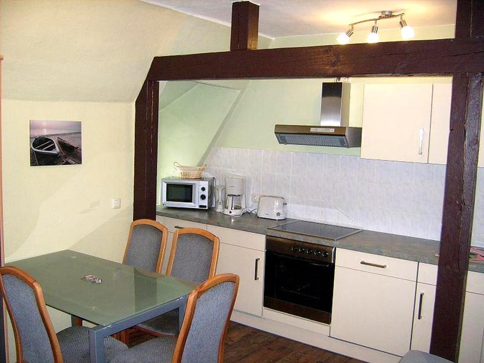 Kitchen or kitchenette, Dining area