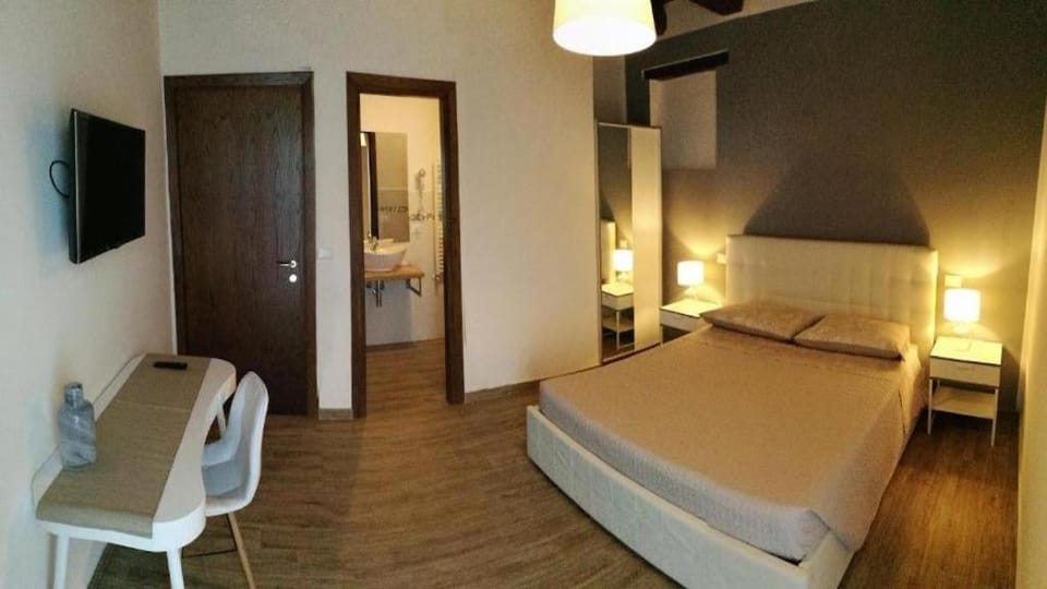 Photo of the whole room, Bedroom